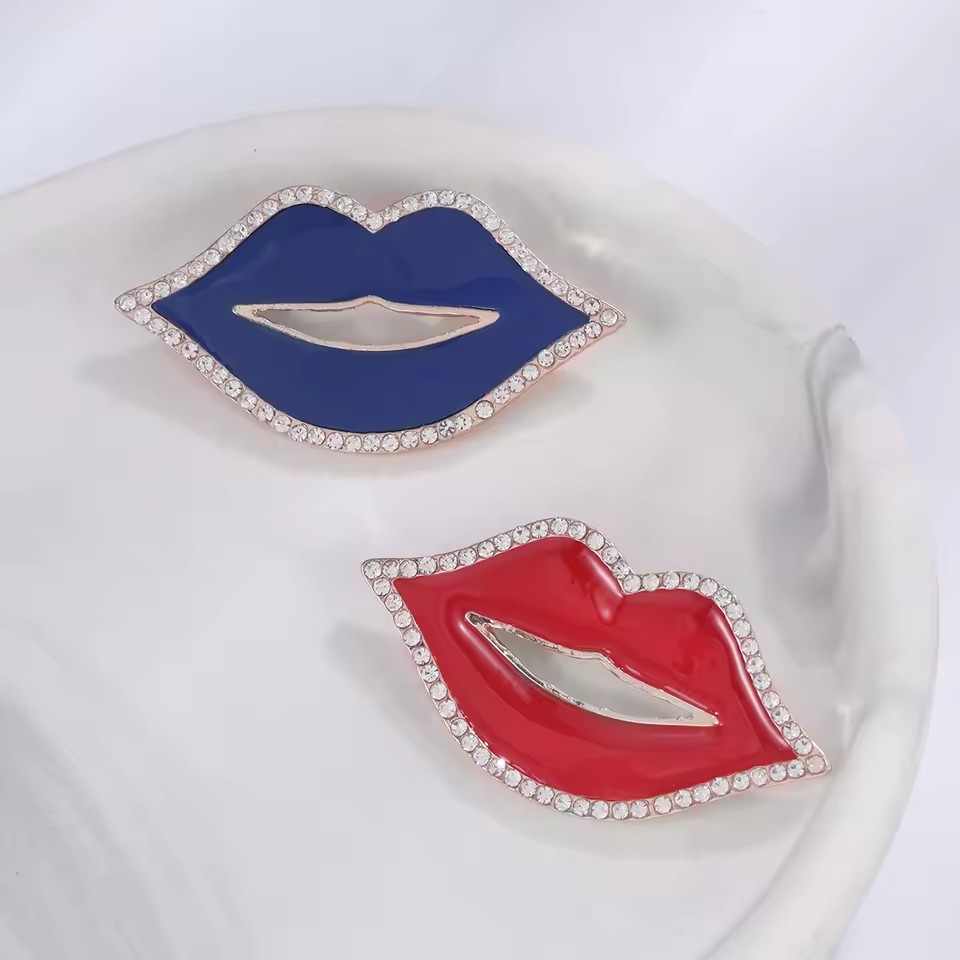 1pc Lips QUEEN Brooch for Wome - огляд і ціна Embroidery Lips