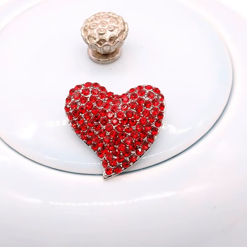 1pc Lips QUEEN Brooch for Wome - огляд і ціна Embroidery Lips